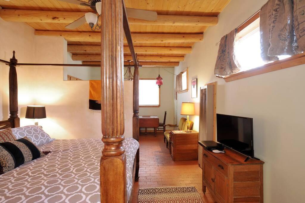 Casita Bee, Charmer *