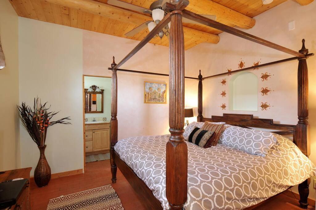 Casita Bee, Charmer *